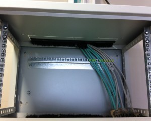 Câbles de réseau dans armoire informatique